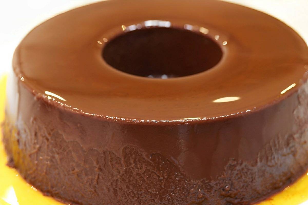 Brigadeirão de liquidificador sem gelatina com textura tão aveludada que derrete na boca