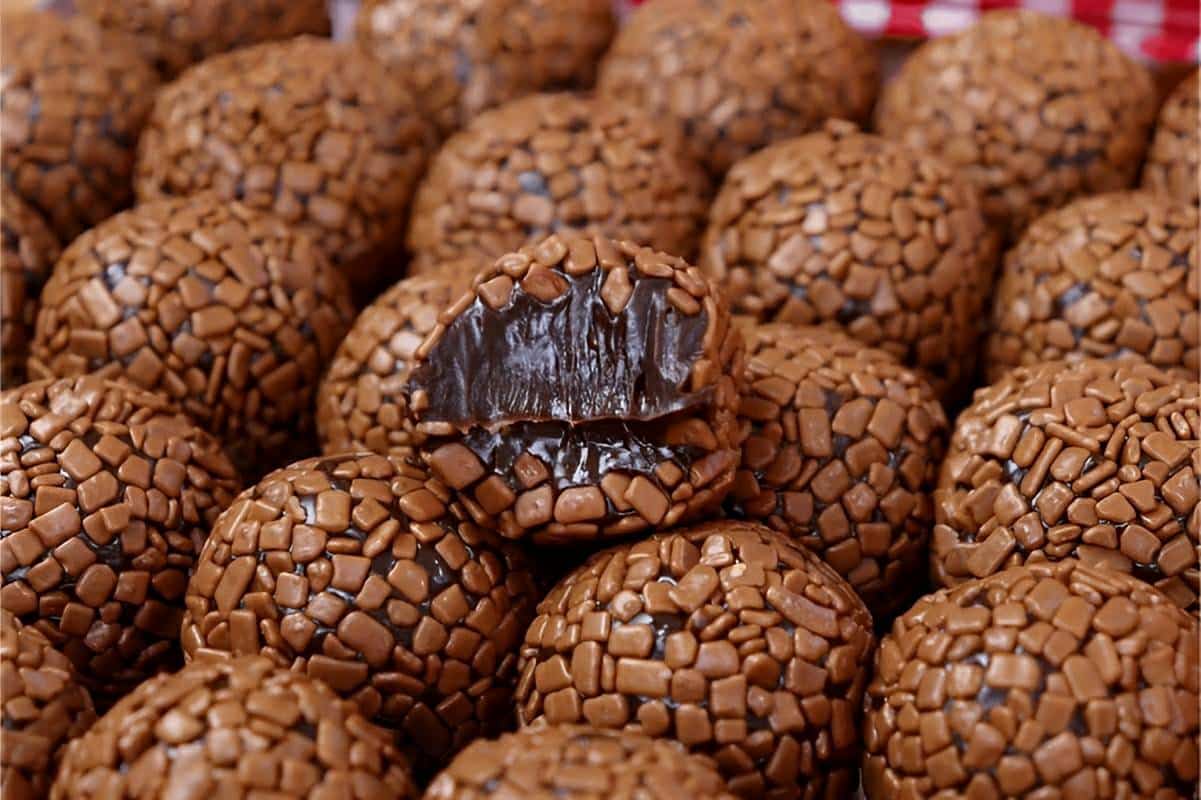 Brigadeiro gourmet maravilhoso e bem fácil de fazer perfeito para a sua festinha