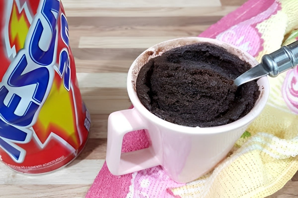 Brownie de nescau na caneca assado no microondas delicioso e fica pronto em apenas 1 minuto