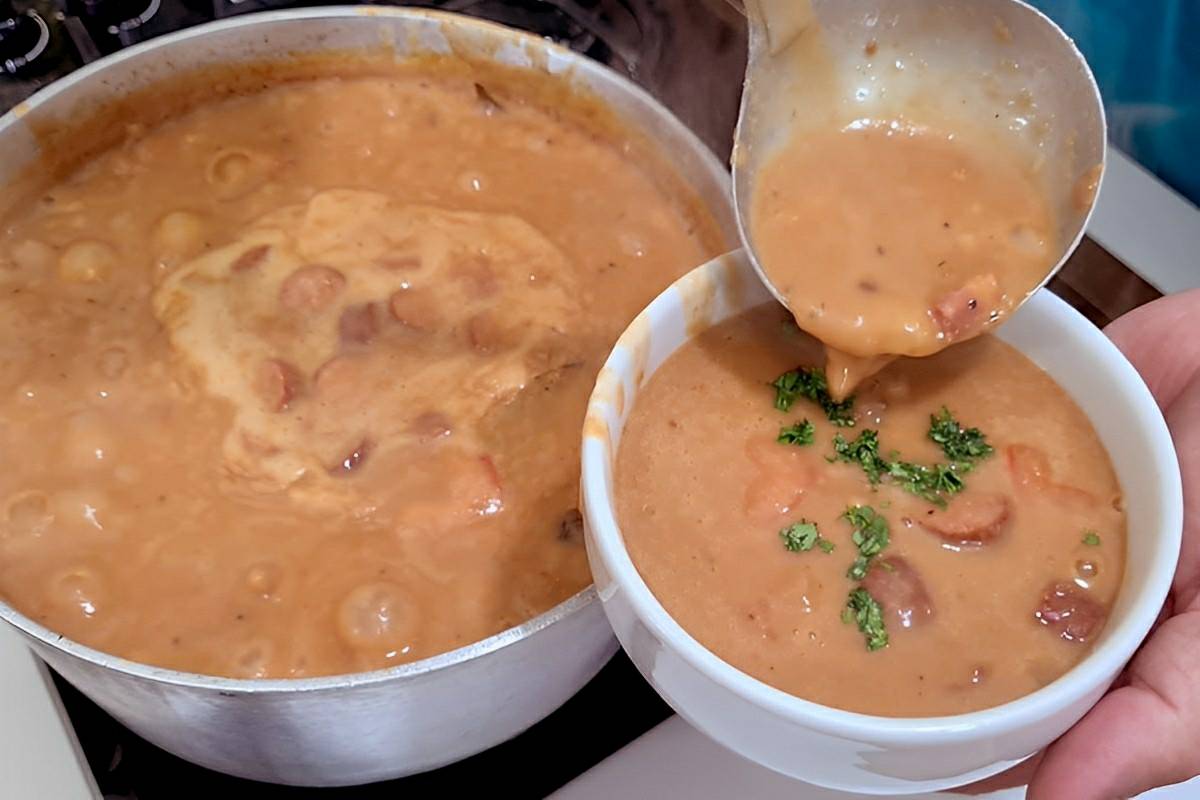 Caldo de feijão com bacon e calabresa grosso e delicioso para o seu almoço ou jantar