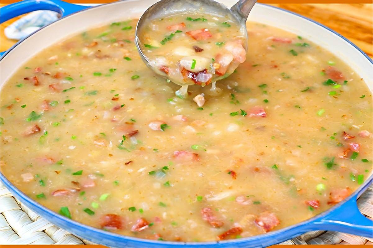 Caldo de mandioca com bacon e calabresa muito saboroso e perfeito para as noites frias de outono