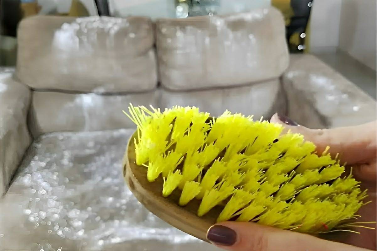 Como limpar sofá igual limpeza profissional usando ingredientes simples que você tem em casa