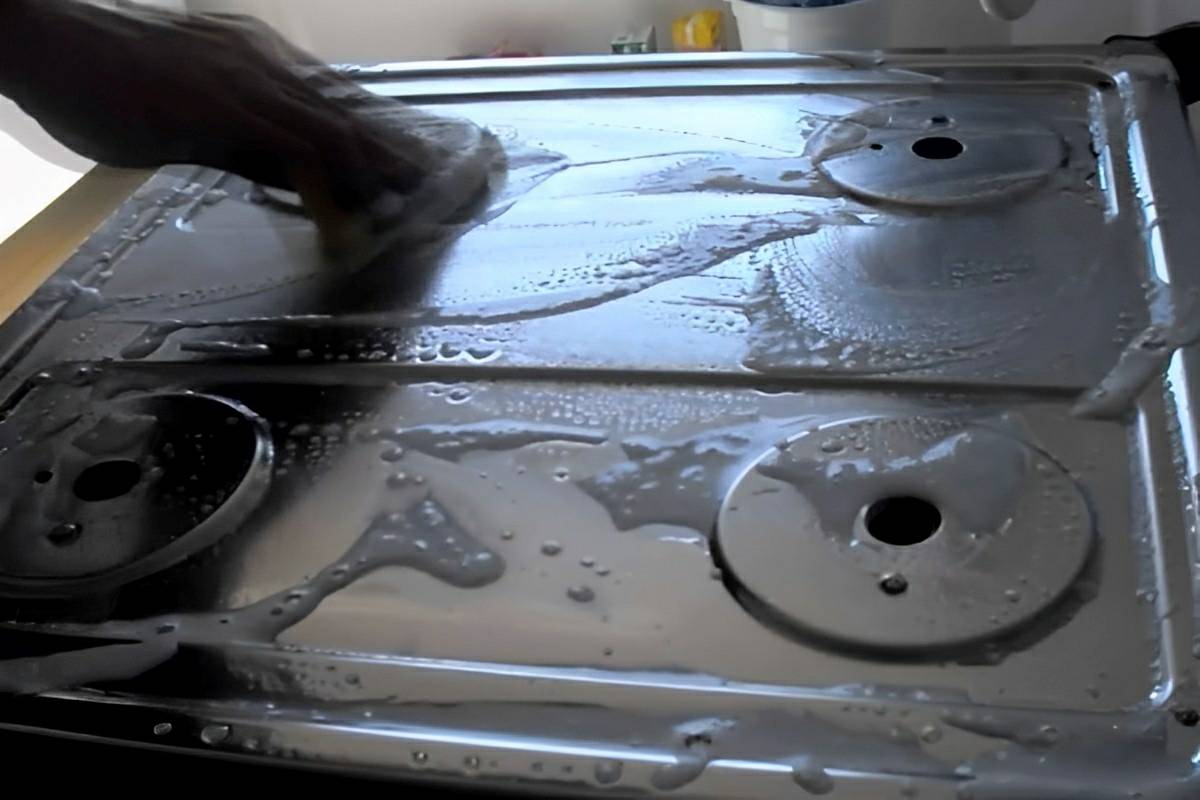 Como tirar manchas do fogão de inox com apenas 2 ingredientes que você tem em casa