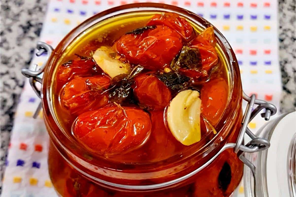 Tomate confit uma conserva de tomate fácil e maravilhosa perfeita para acompanhar seus pratos