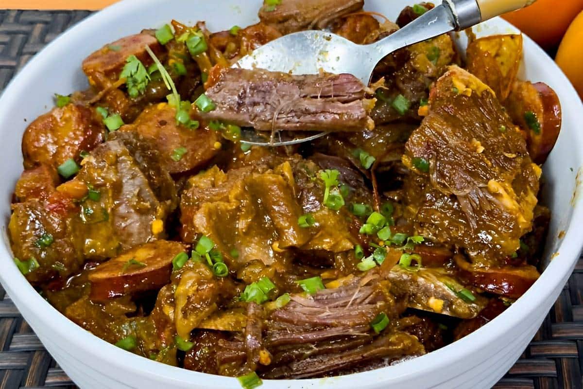 Costela com linguiça ela solta sozinha do osso de tão macia uma delícia