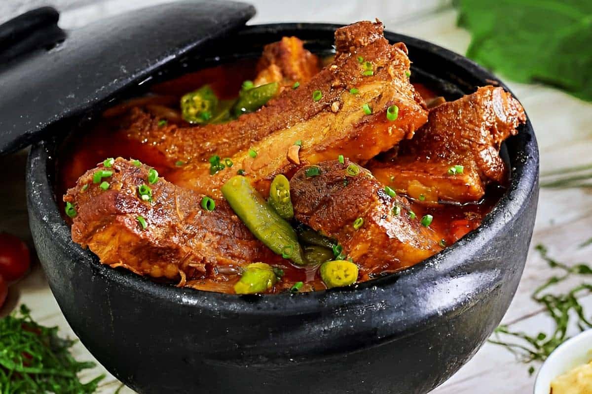 Costelinha de porco à moda mineira com quiabo um prato delicioso e suculento para qualquer dia da semana
