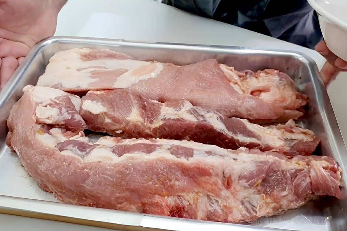 Costelinha suína assada deliciosa é só passar os temperos em cima da carne e levar para assar