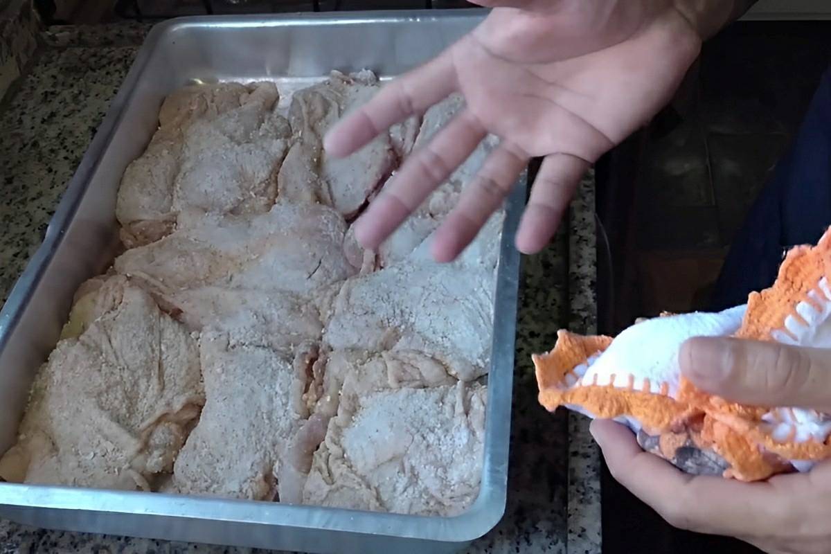 Coxa e sobrecoxa assada com creme de cebola e maionese muito simples e fácil de fazer