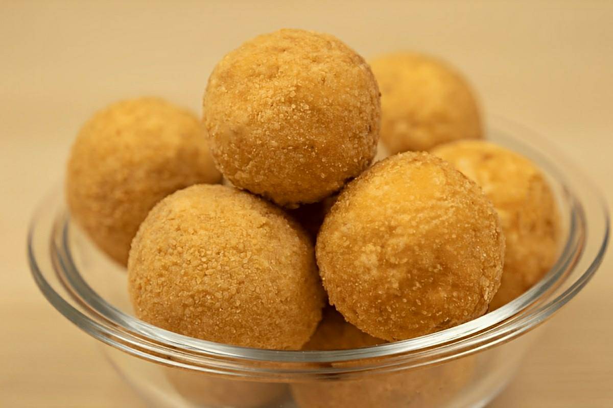 Mais gostoso que coxinha só misturei frango com requeijão empanei e fritei