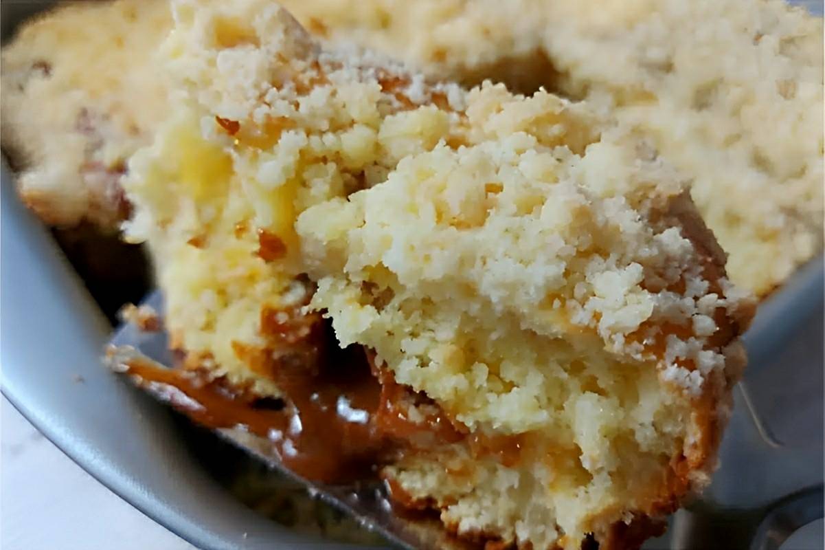 Cuca gaúcha tradicional com recheio de doce de leite deliciosa da primeira à última mordida