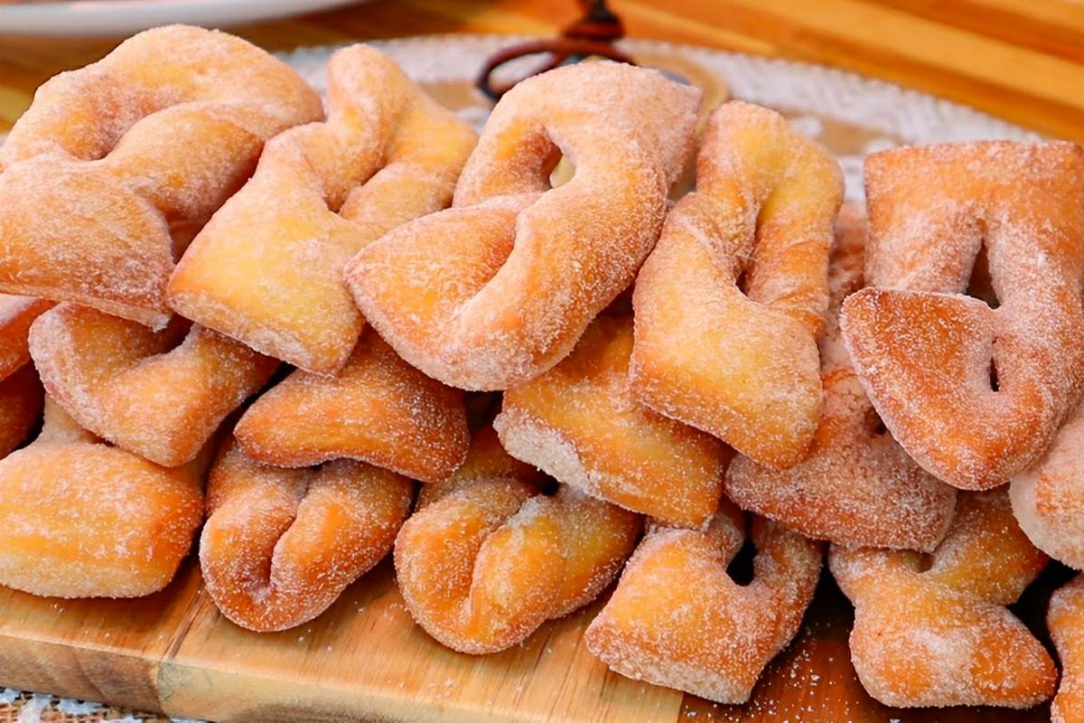 Cueca virada com açúcar e canela deliciosa e perfeita para servir com café ou chá
