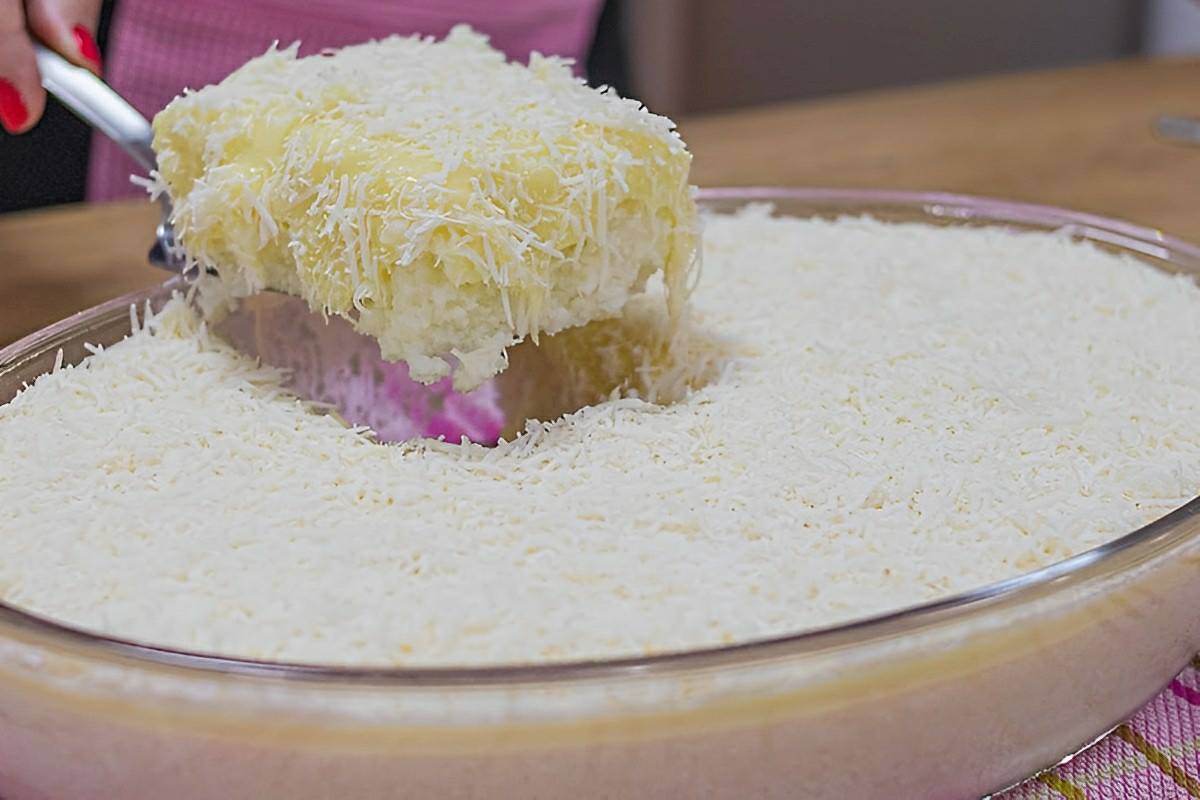 Cuscuz de tapioca na travessa muito fácil é só misturar os ingredientes e levar para gelar