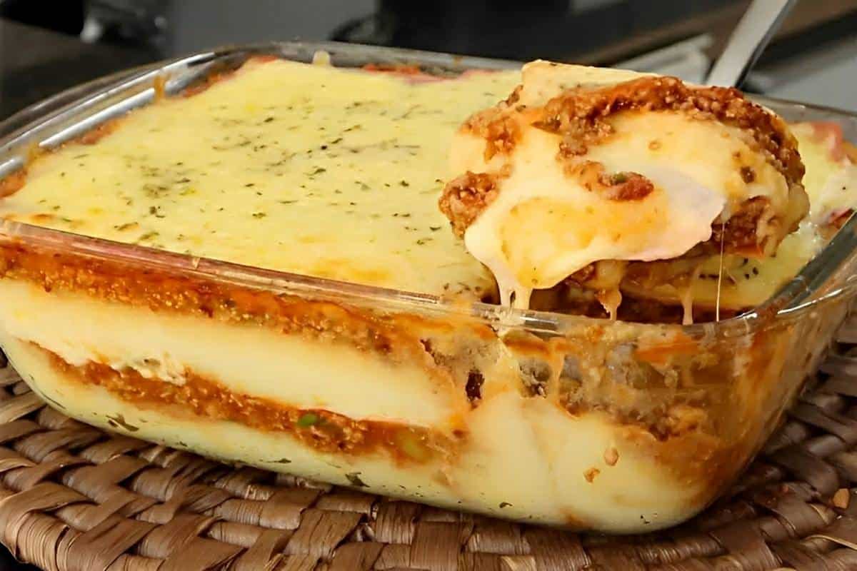 Escondidinho de carne moída cremoso uma refeição completa deliciosa e fácil de preparar