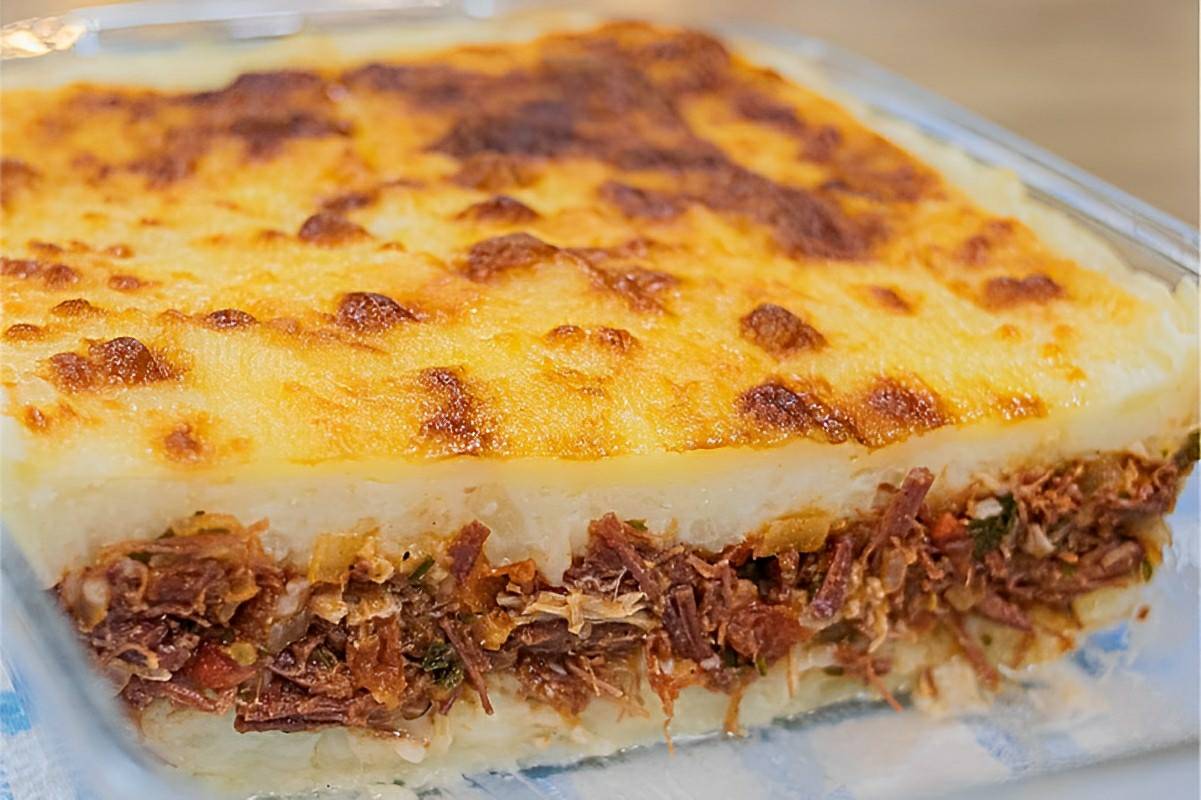 Escondidinho de carne seca com mandioca cremoso e delicioso para o almoço em família