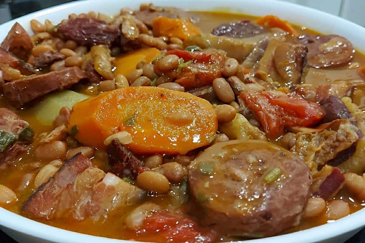 Feijão nordestino com bacon calabresa e charque uma delícia para o seu almoço ou jantar
