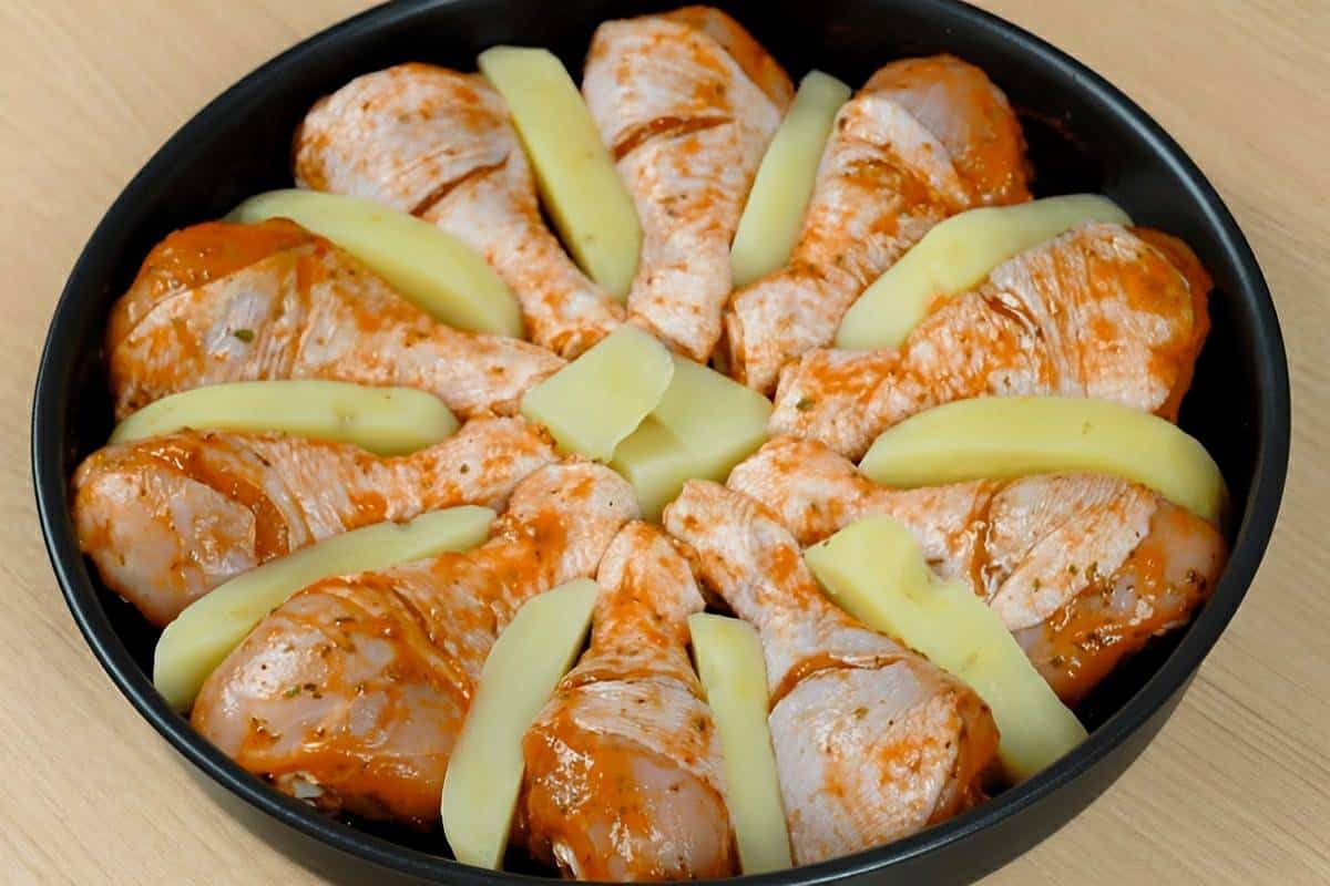 Frango assado com batatas fácil e delicioso a mistura perfeita para o almoço ou jantar