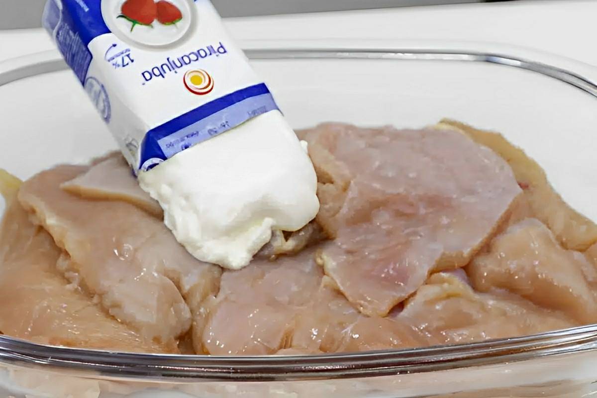 Misturei creme de leite no frango e fiz um frango frito suculento e delicioso para o almoço
