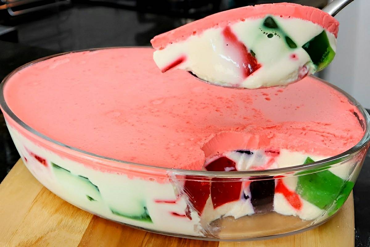 Gelatina colorida especial para o dia das mães com cobertura de morango uma delícia