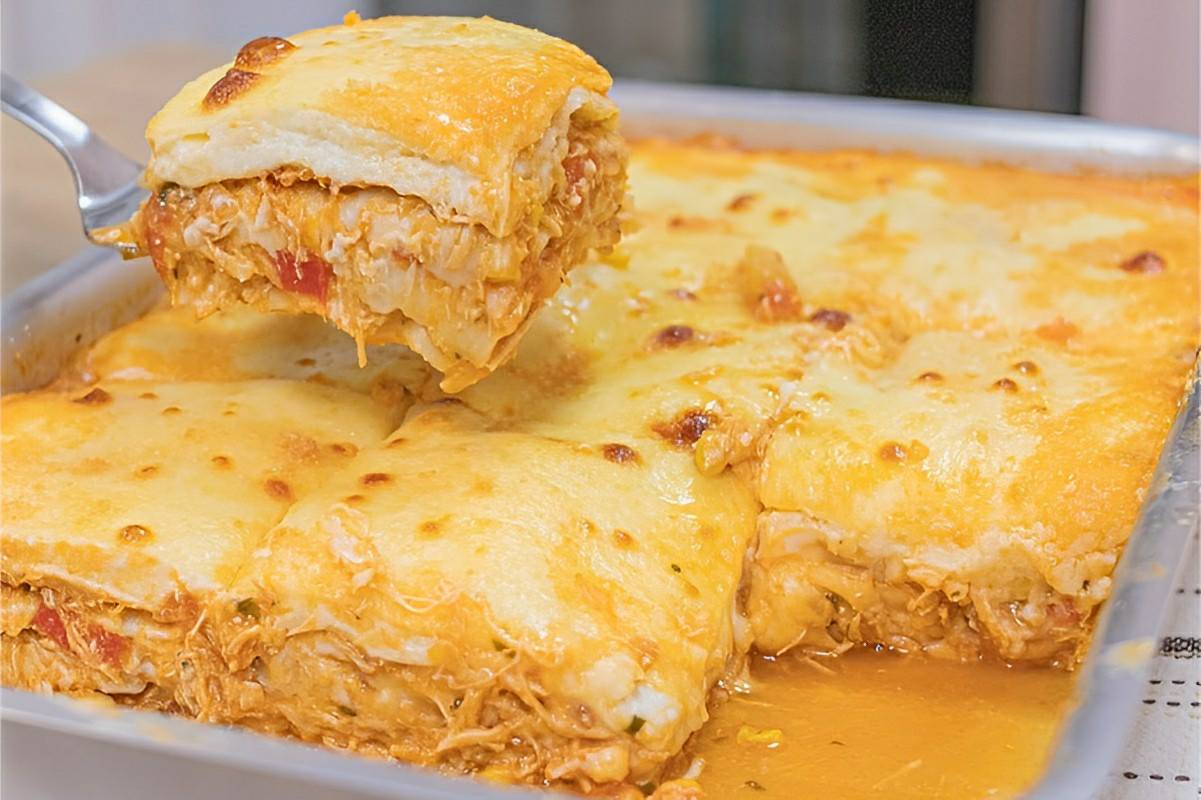Lasanha de frango com molho branco deliciosa e perfeita para o almoço em família
