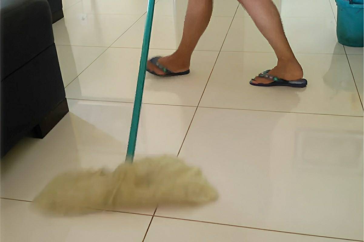 Misturei 2 ingredientes e fiz um poderoso limpador de pisos que deixou meu chão impecável