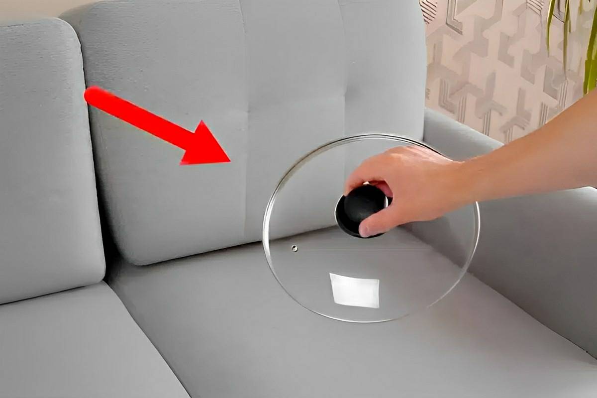 Fiz um limpador de sofás prático e eficiente com uma tampa de panela e o sofá ficou como novo