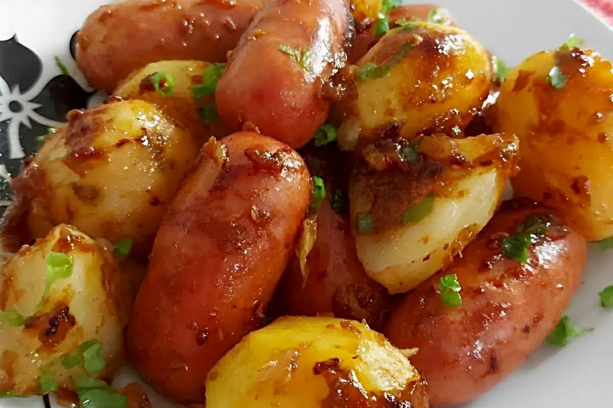 Linguiça com batata assada no forno um almoço maravilhoso para o dia das mães