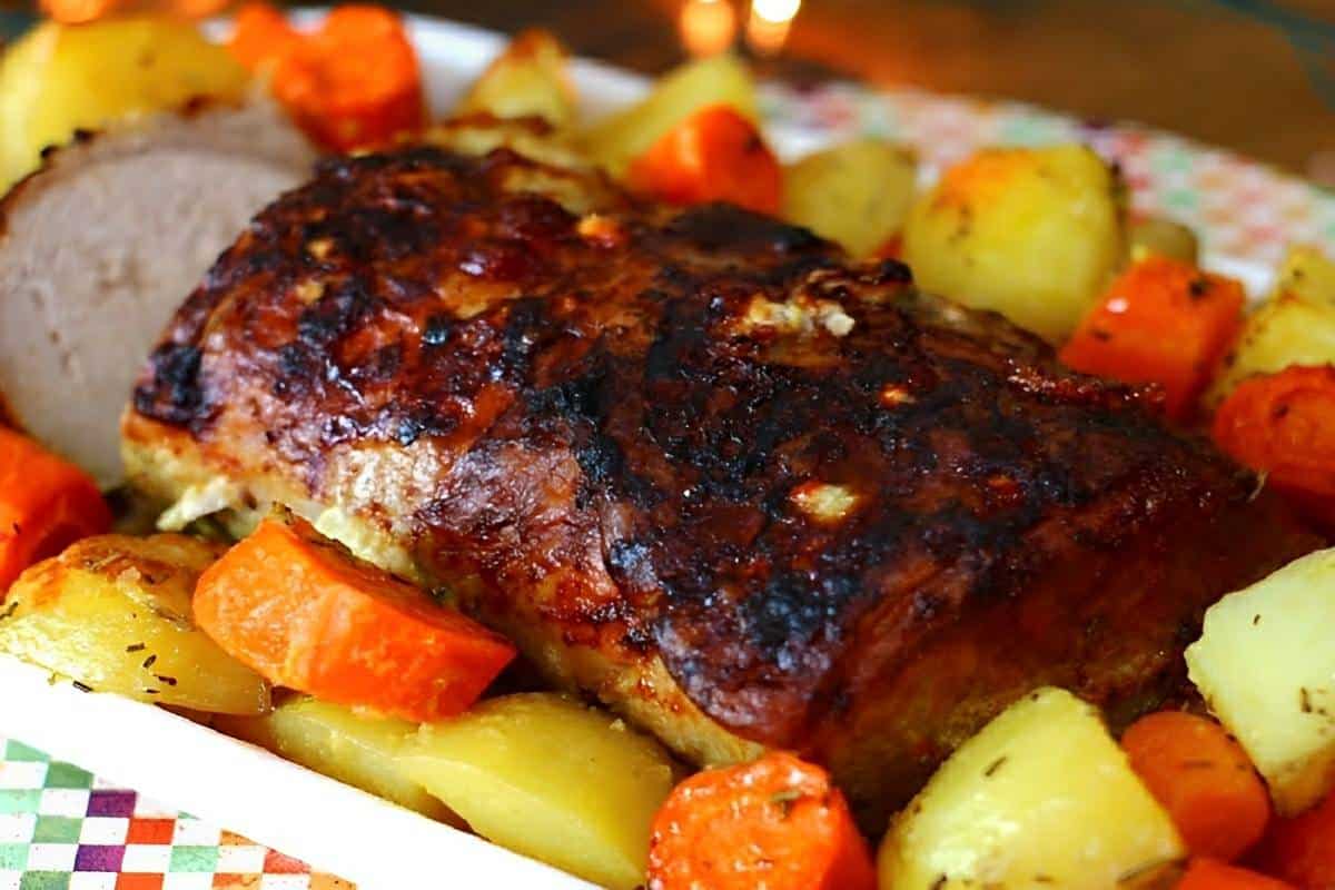 Lombo assado macio douradinho e saboroso perfeito para o almoço de dia das mães