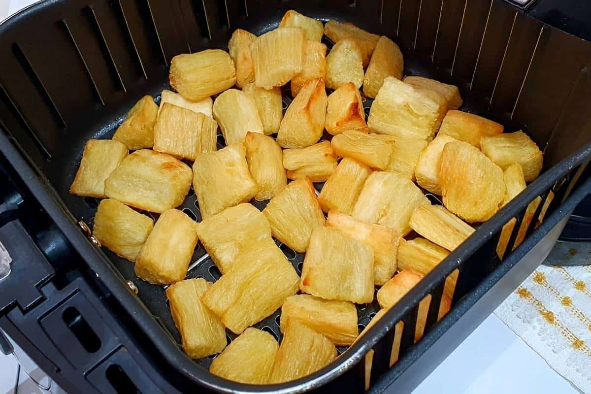 Mandioca frita na AirFryer muito mais saudável crocante e não suja o seu fogão