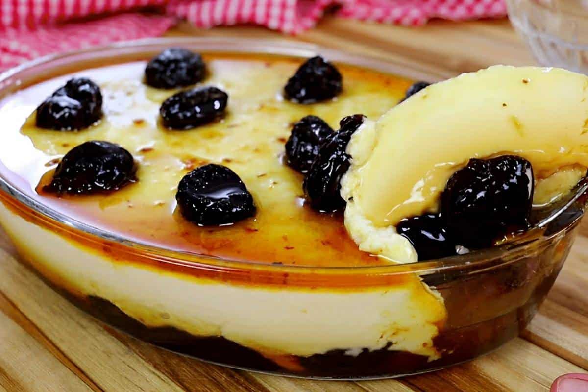 Manjar de coco na travessa com calda de ameixa tão cremoso que derrete na boca