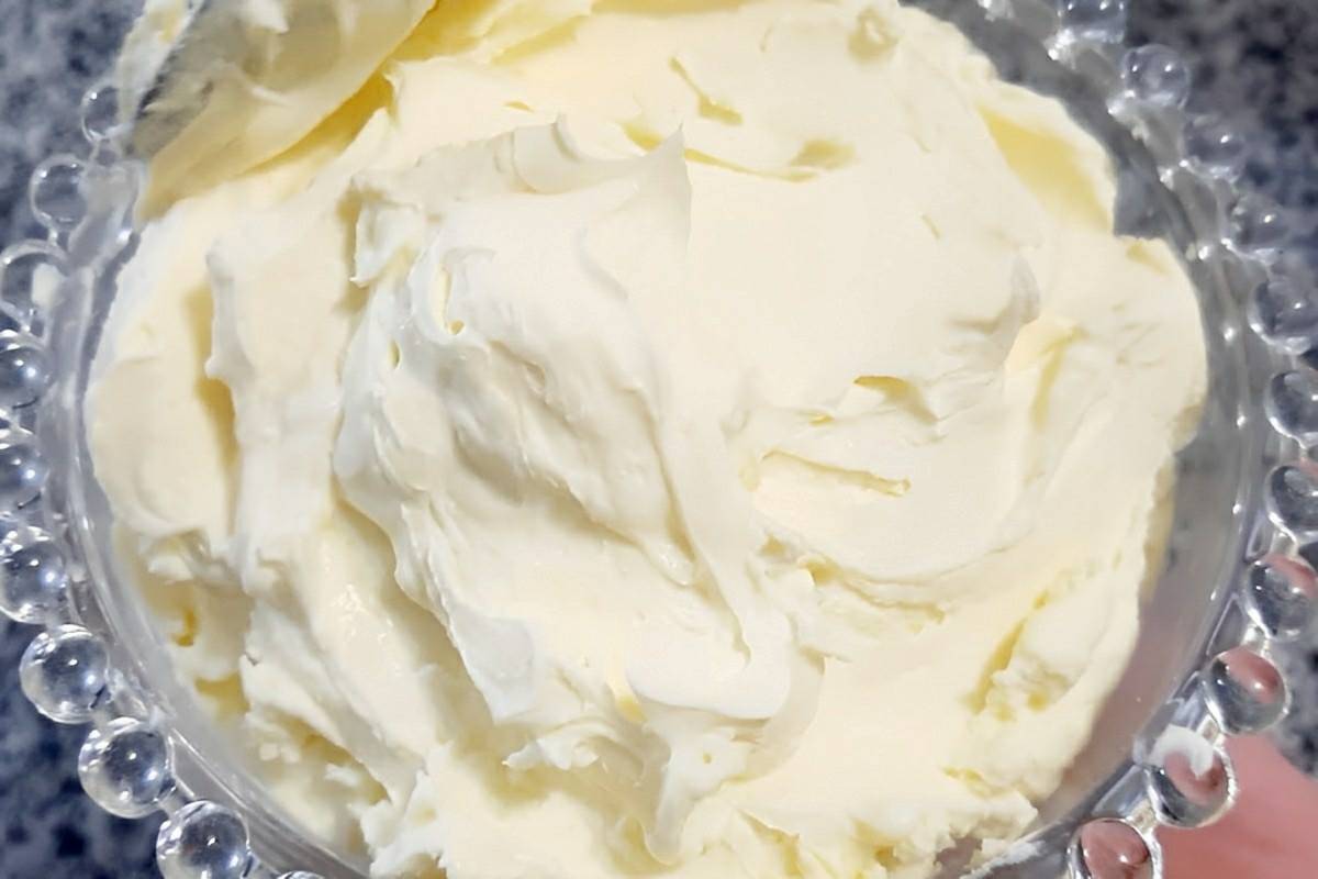 Mascarpone caseiro um queijo cremoso maravilhoso feito com apenas 2 ingredientes