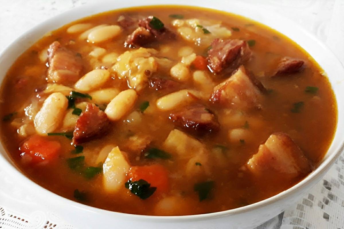 Mocotó com feijão branco fácil de fazer delicioso e suculento para servir nos dias mais frios