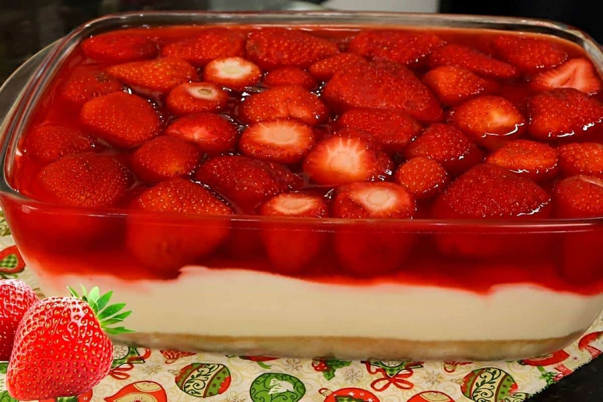 Morango na travessa uma sobremesa fácil e deliciosa para servir no dia das mães