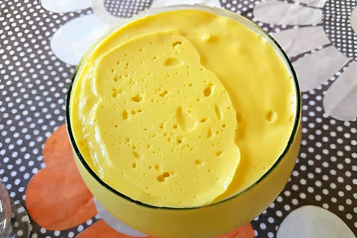 Mousse de manga com a fruta delicioso saudável e perfeito para a sobremesa