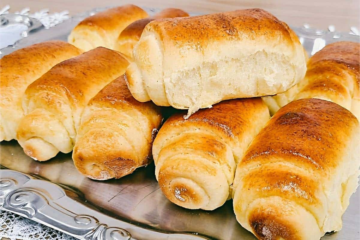 Pão caseirinho de fubá muito fofinho e delicioso perfeito para comer quentinho na hora do café
