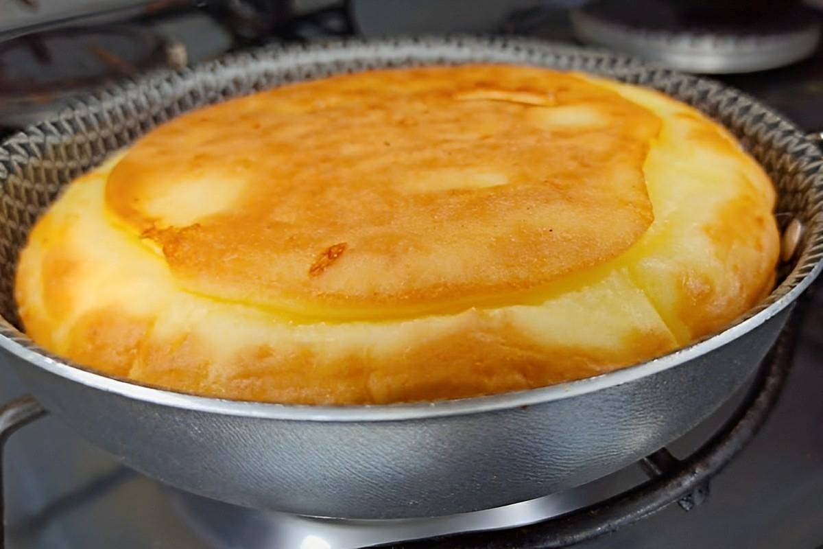 Misturei maisena com 1 ovo e fiz um pão de frigideira incrível para o café da manhã