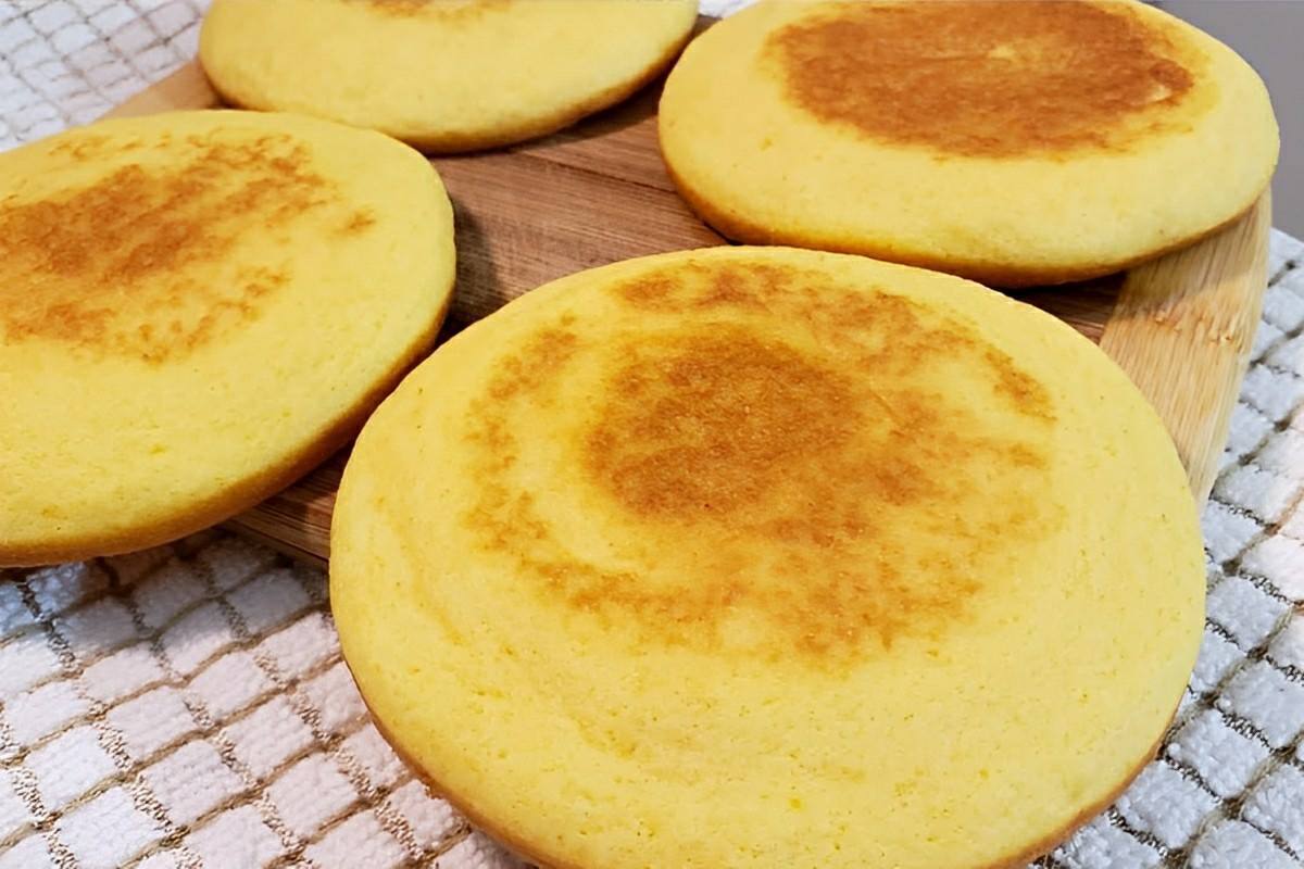 Pão de fubá de frigideira não precisa sovar e fica pronto em 4 minutos melhor que pão francês