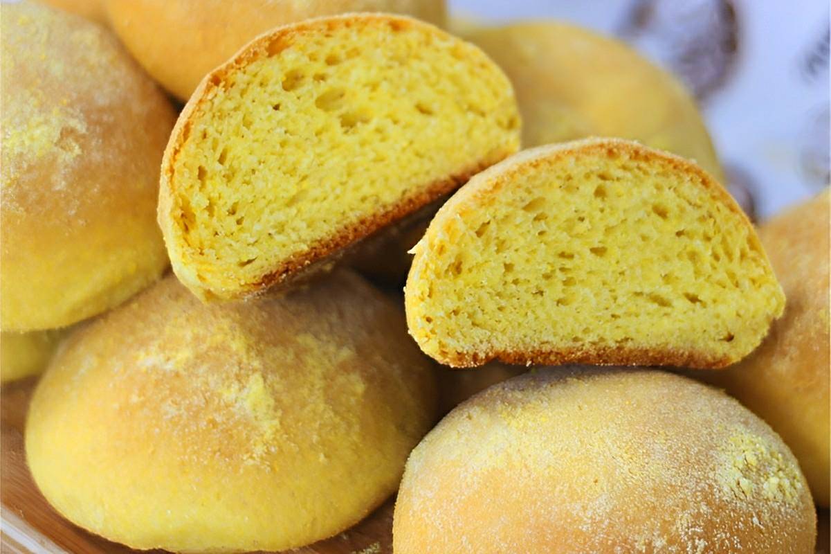 Pão de milho fácil e fresquinho feito com fubá ideal para o lanche da tarde ou café da manhã