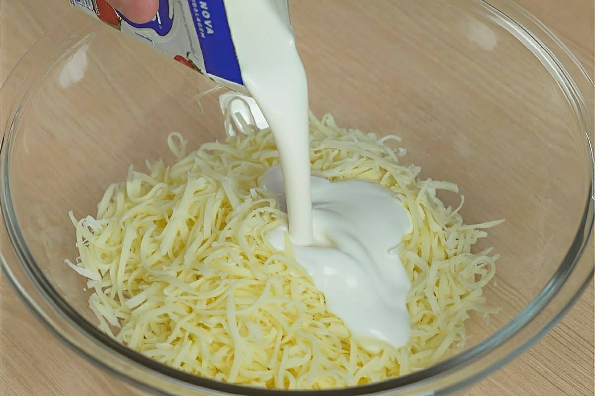 Misturei creme de leite no queijo e fiz um pão de queijo delicioso para o lanche