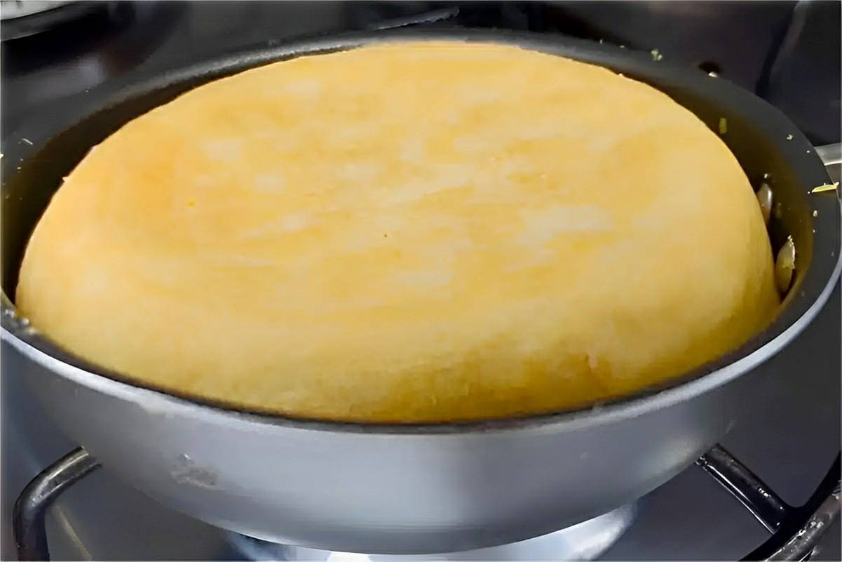 Troquei o pão francês do café da manhã por esse pão de tapioca de frigideira muito mais leve e saudável