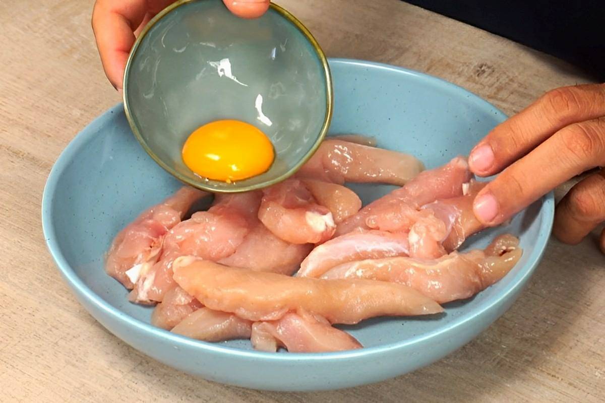 Peito de frango crocante e sequinho na AirFryer com molho especial