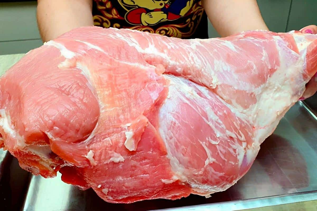 Pernil assado macio e bem temperado uma delícia para servir no almoço de dia das mães