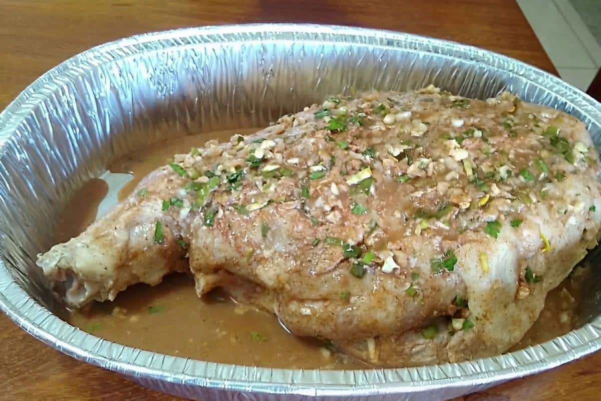 Como temperar e assar um pernil de porco bem suculento para o almoço de dia das mães