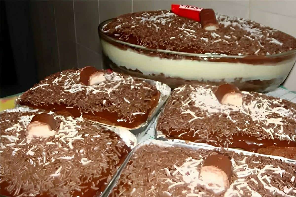 Prestígio gelado uma combinação de creme de coco delicioso com ganache de chocolate na travessa