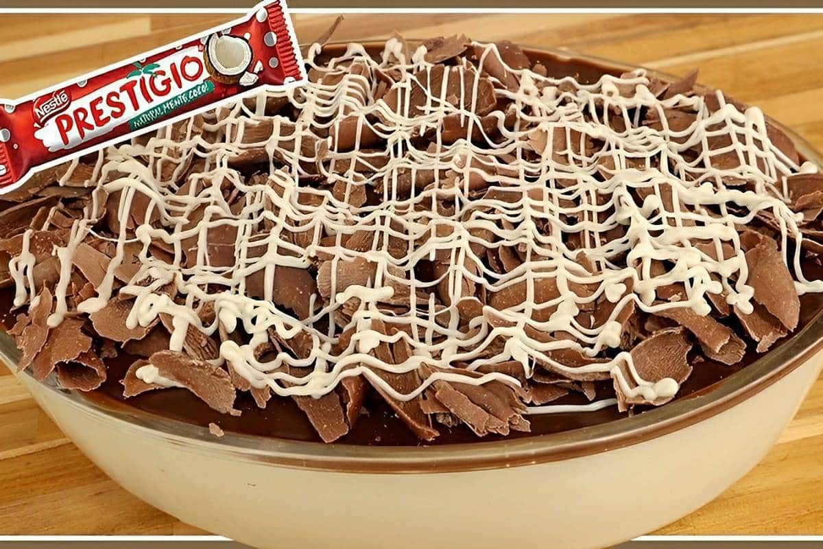 Sobremesa prestígio na travessa uma sobremesa gelada deliciosa para o dia das mães