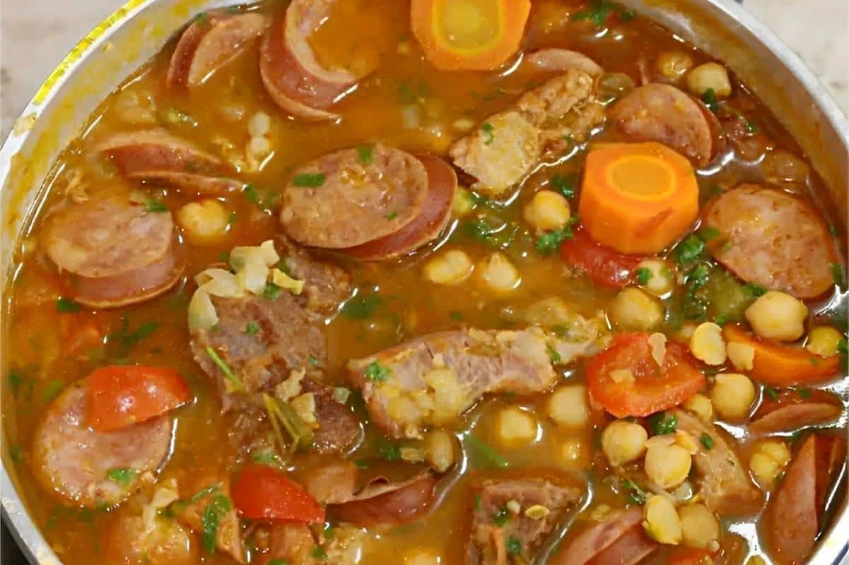 Puchero com grão de bico um prato delicioso e suculento da culinária espanhola para fazer em casa