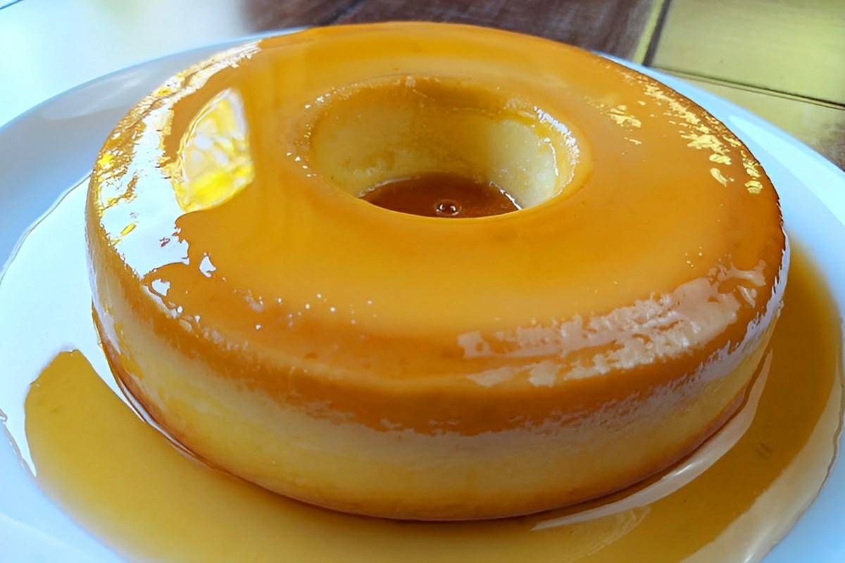 Esse pudim de leite condensado ficou pronto em 20 minutos sem forno e sem gelatina