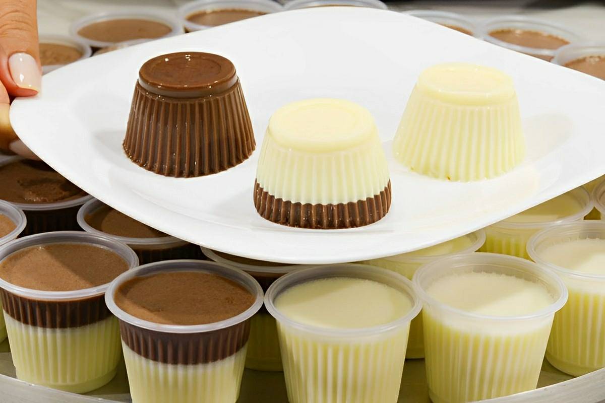 Pudim de Leite Ninho com chocolate no copinho uma delícia para o dia das mães