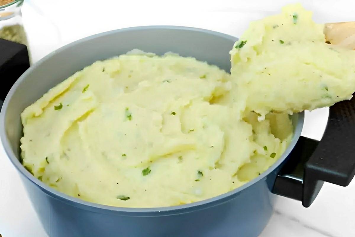 Fiz o melhor purê de batatas que já provei na vida ele tem um truque que dá muito mais sabor