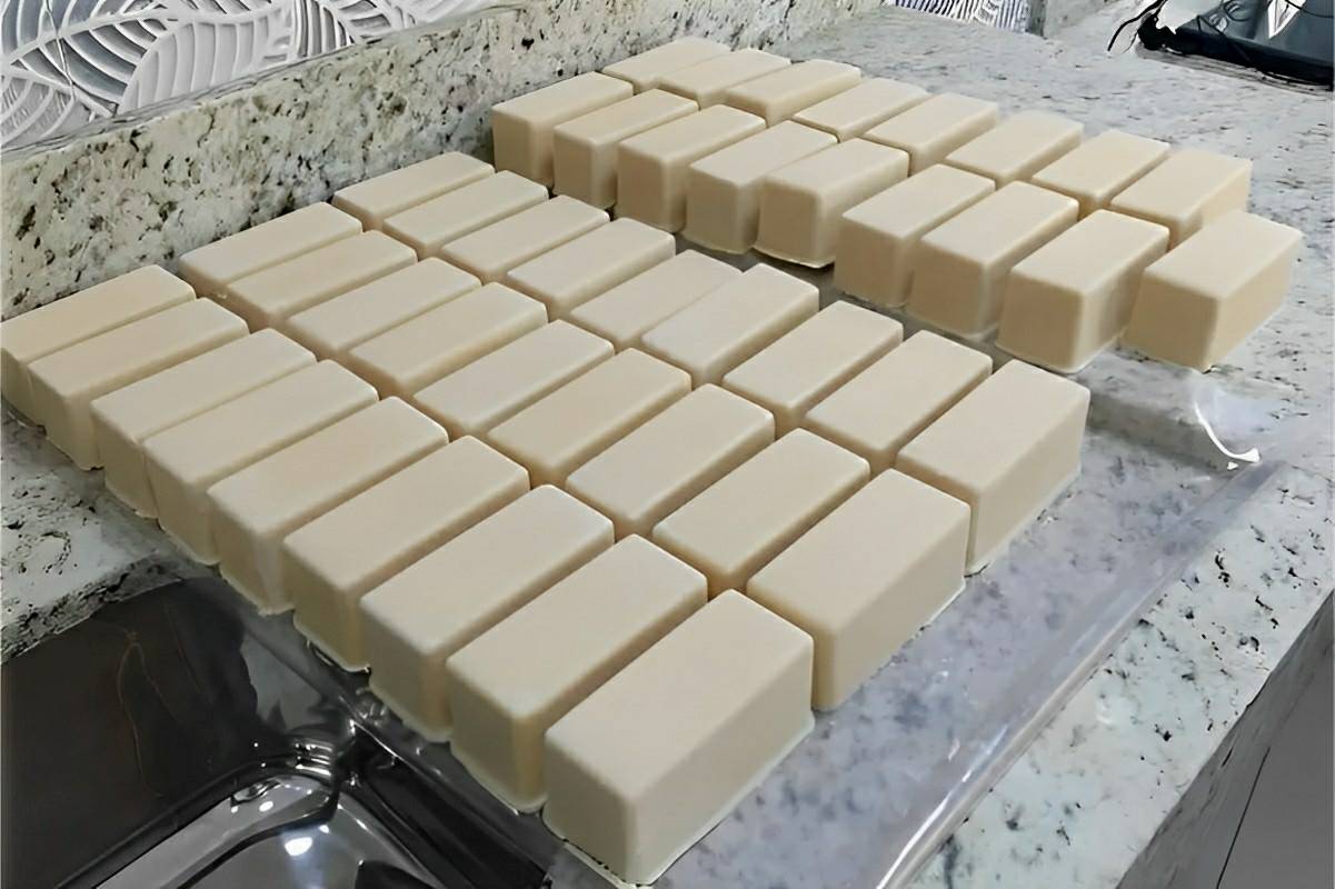 Misturei óleo de cozinha com desinfetante e fiz 44 barras de sabão caseiro para roupas e louças