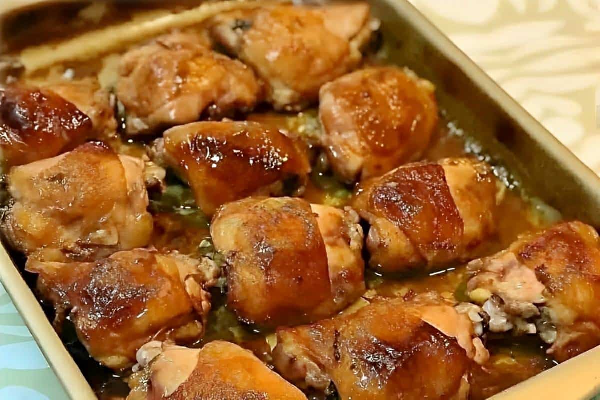 Sobrecoxa de frango assada com tempero caipira da fazenda uma delícia